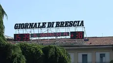 Il tabellone con la temperatura in piazzale Repubblica - Foto Marco Ortogni Neg © www.giornaledibrescia.it