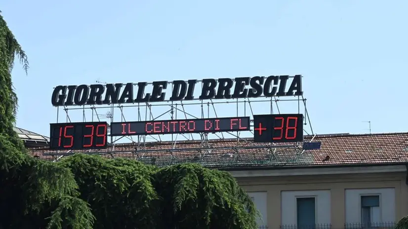Il tabellone con la temperatura in piazzale Repubblica - Foto Marco Ortogni Neg © www.giornaledibrescia.it