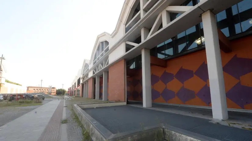 L'esterno del centro commerciale Freccia Rossa