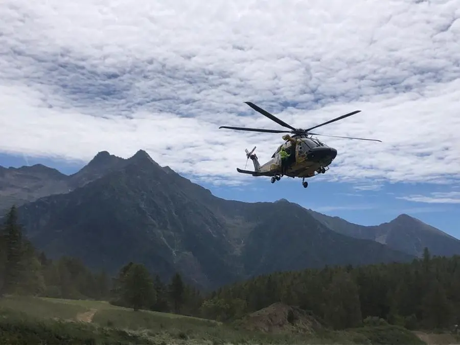 L'elicottero che ha recuperato il corpo di Luigino Gusmeroli nella zona del passo Miller - Foto © www.giornaledibrescia.it