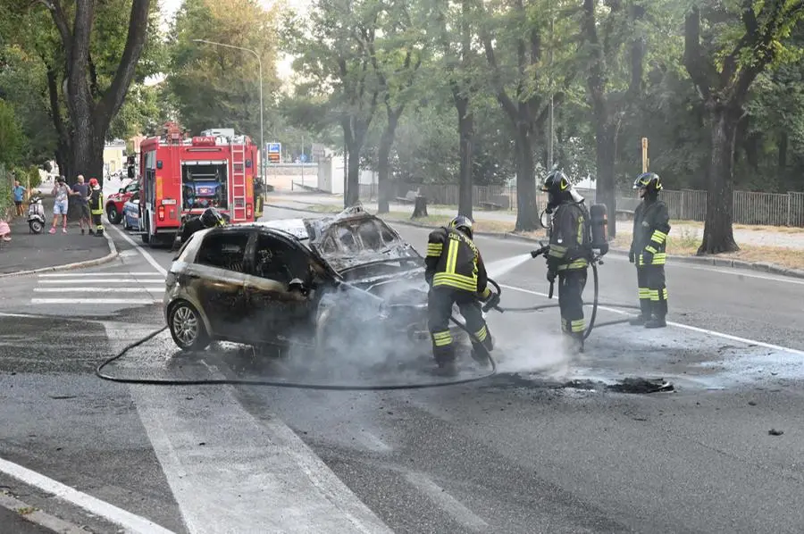 L'auto che ha preso fuoco in via Turati