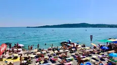 Una spiaggia di Padenghe - © www.giornaledibrescia.it