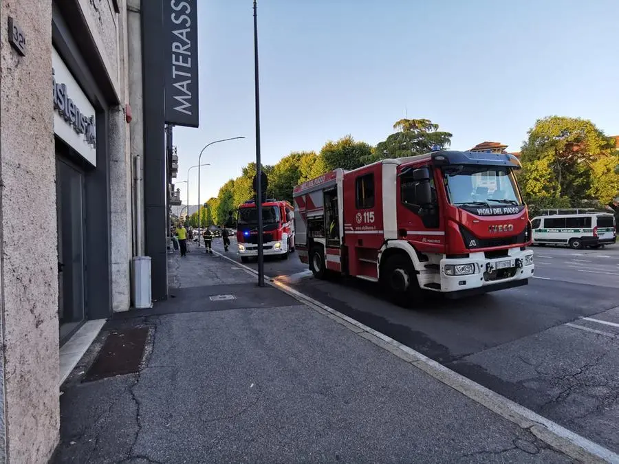 L'incidente in via Ugoni con l'automezzo dei Vigili del fuoco