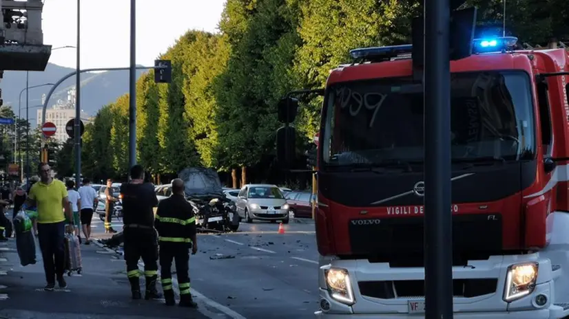 L'incidente in via Ugoni con l'automezzo dei Vigili del fuoco