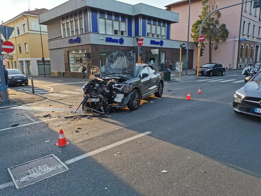 L'incidente in via Ugoni con l'automezzo dei Vigili del fuoco