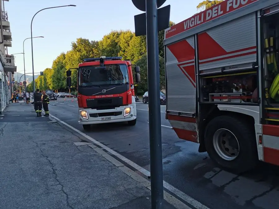 L'incidente in via Ugoni con l'automezzo dei Vigili del fuoco