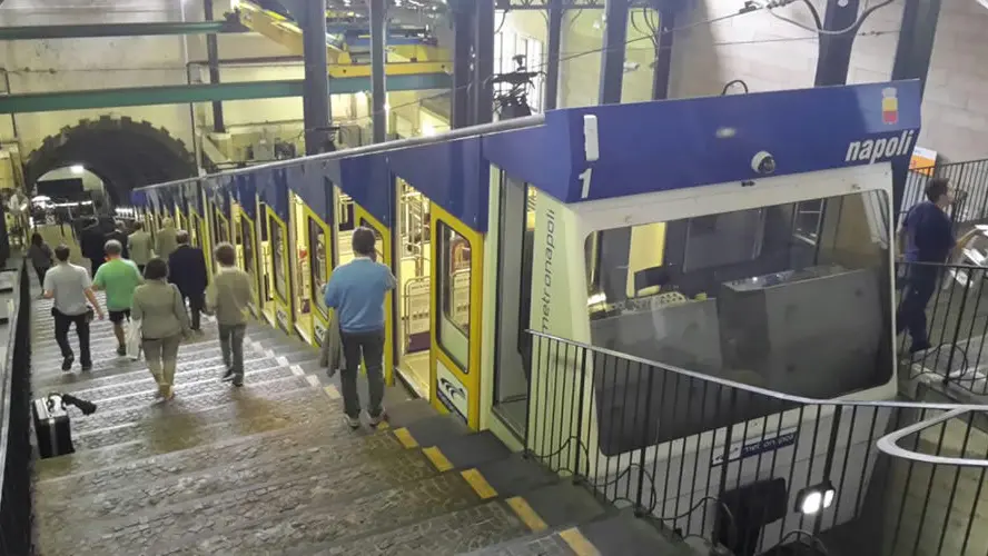 La Funicolare Chiaia di Napoli chiusa dal primo ottobre 2022 - © www.giornaledibrescia.it