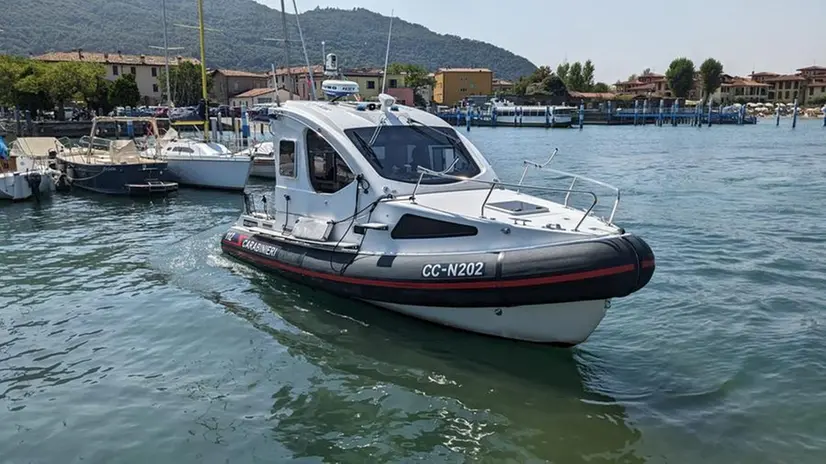 Motovedetta dei carabinieri sul lago d'Iseo
