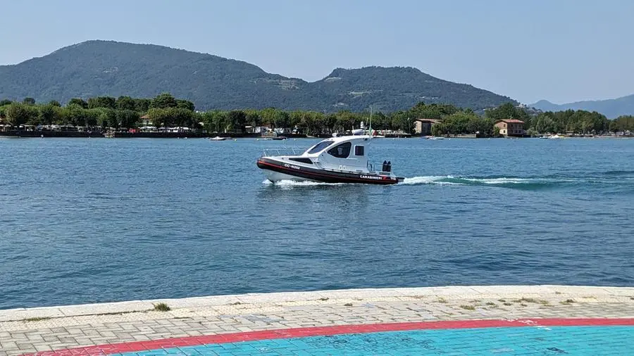 Motovedetta dei carabinieri sul lago d'Iseo