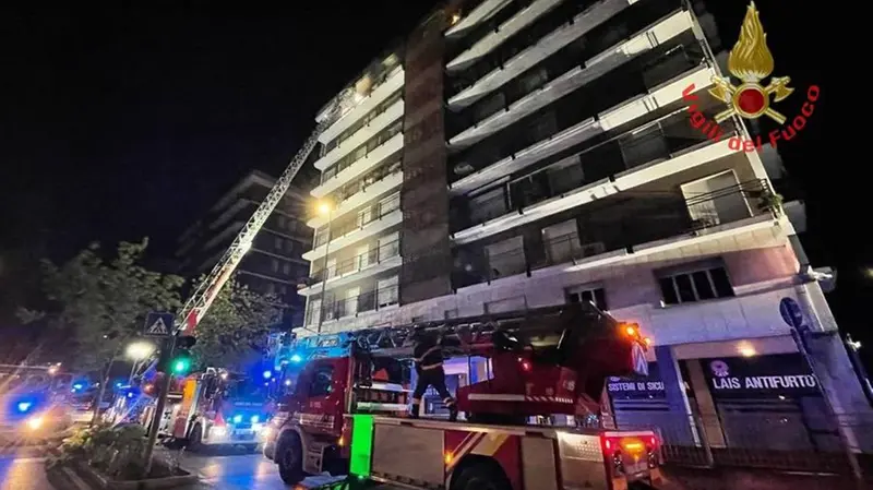 Il condominio di via Lamarmora in cui è scoppiato l'incendio