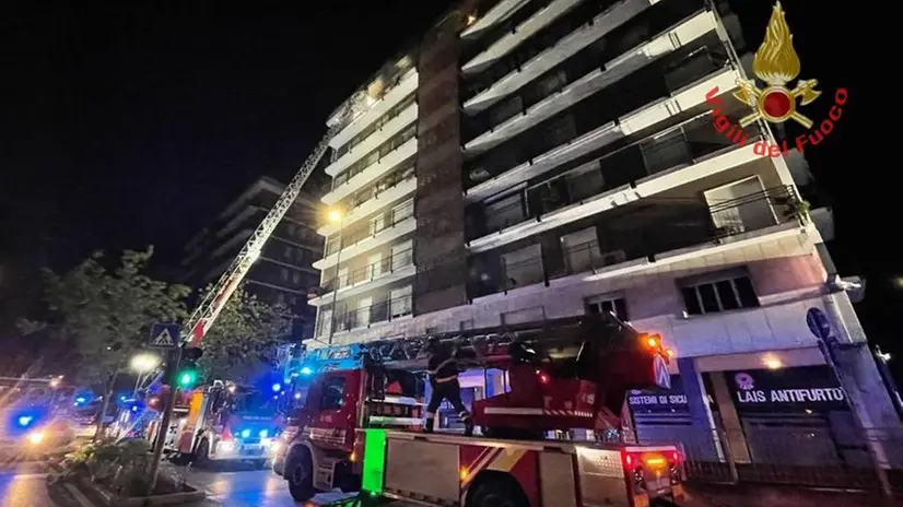 Il condominio di via Lamarmora in cui è scoppiato l'incendio