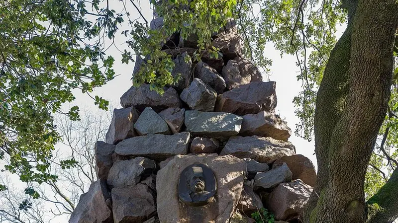 La piramide dedicata a Ragazzoni in Castello a Brescia