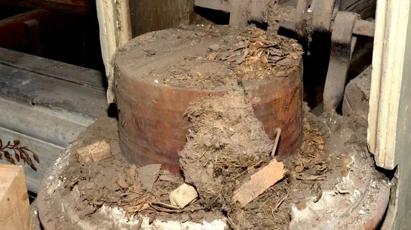 Ripiegato su sé stesso, il biglietto era tra i trucioli di una colonna lignea - © www.giornaledibrescia.it