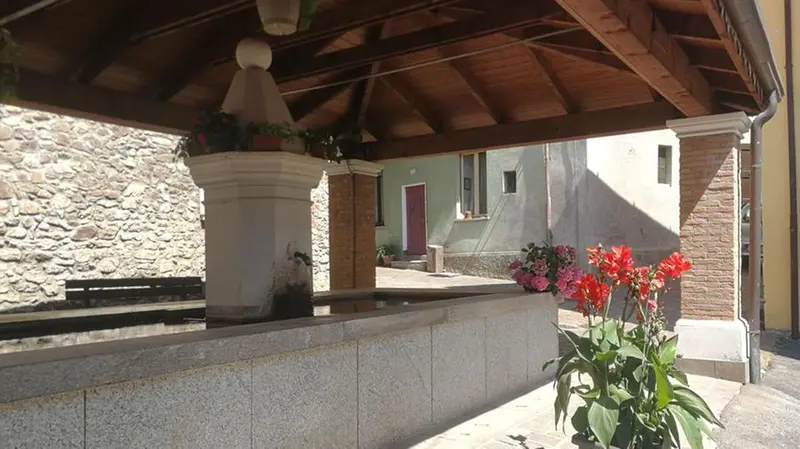 Un angolo del paese con la fontana