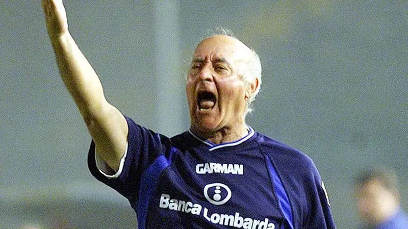 Carlo Mazzone in panchina - © www.giornaledibrescia.it