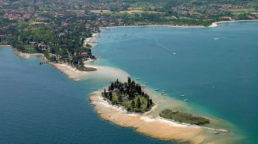 La costa di Manerba con, in primo piano, l'Isola di San Biagio - © www.giornaledibrescia.it