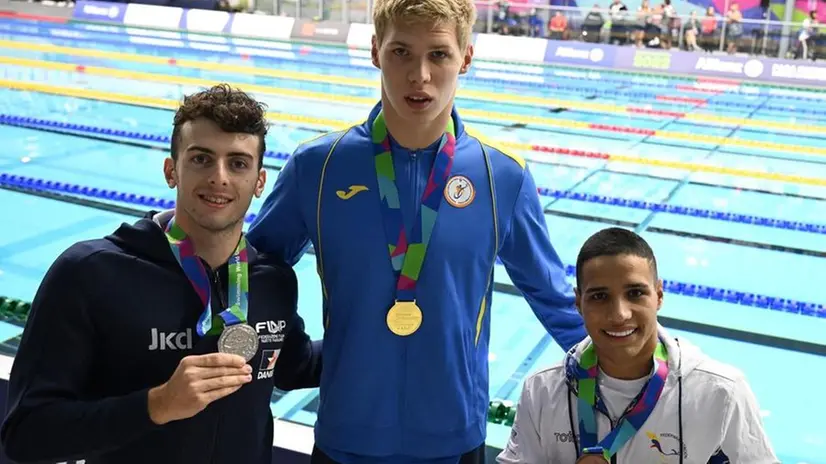 Federico Bicelli, a sinistra, con la medaglia