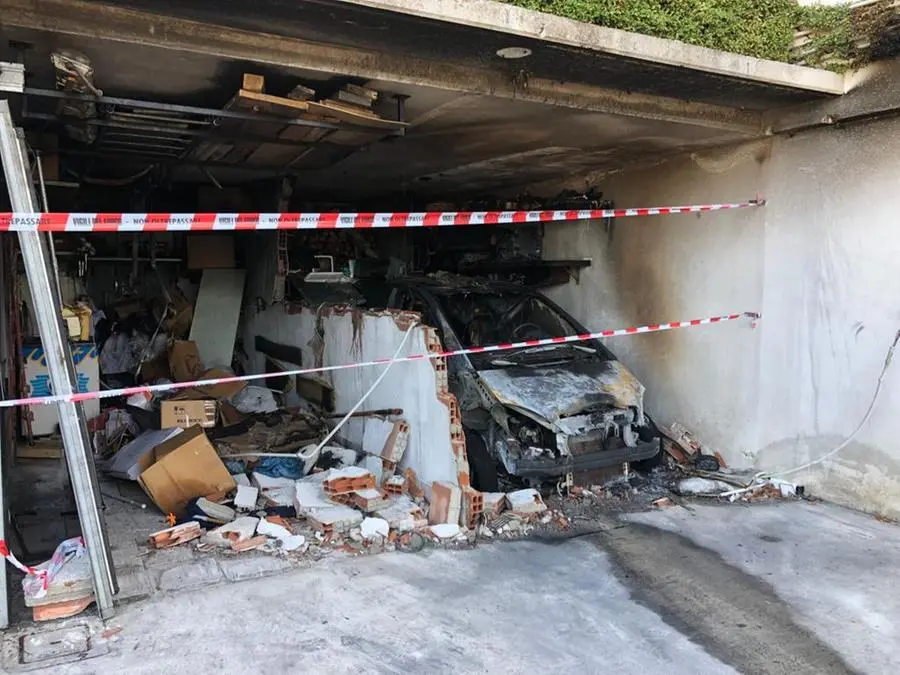 Il garage di Lumezzane dove ha preso fuoco un'auto