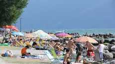 Le spiagge sempre gettonatissime del lago di Garda - Foto © www.giornaledibrescia.it