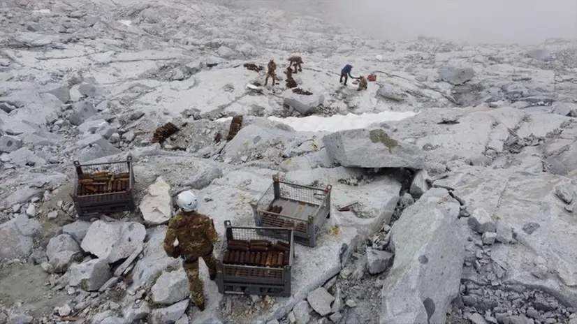 Artificieri degli Alpini in Adamello per recuperare ordigni del 1915-18