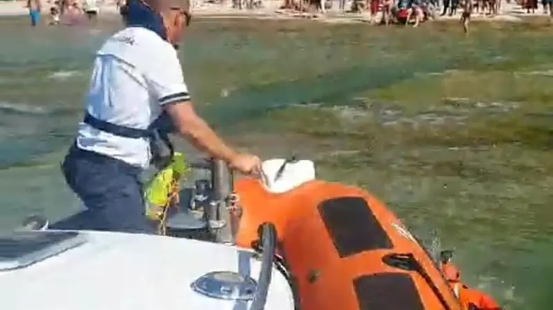 La guardia costiera arriva alla spiaggia Giamaica a Sirmione