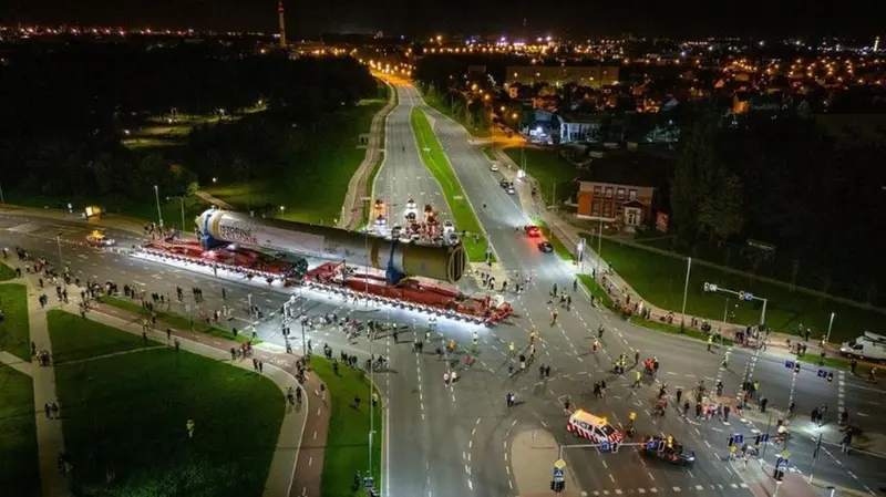 Trasporto eccezionale per il reattore: l'attraversamento notturno di una arteria stradale in Lituania - Foto tratta dal profilo Instagram di Orlen Lietuva