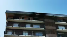 Il piano distrutto dall'incendio del condominio di via Lamarmora - Foto © www.giornaledibrescia.it