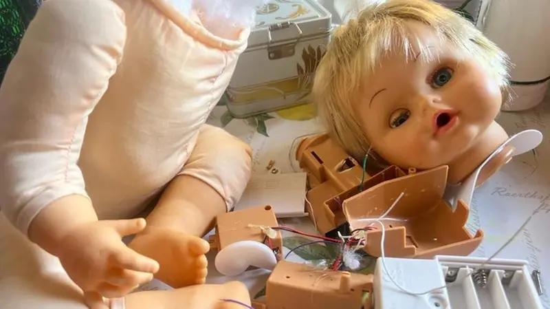 Una bambola in riparazione - Foto © www.giornaledibrescia.it