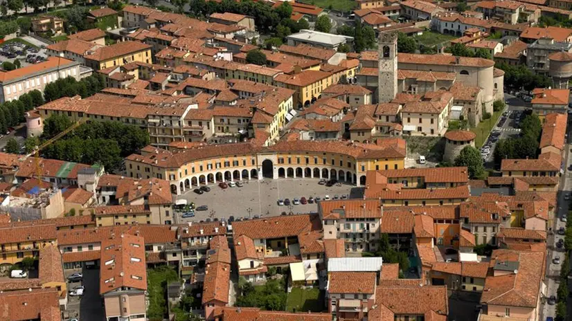 Una veduta del centro di Rovato, dove svetta la Torre Civica © www.giornaledibrescia.it