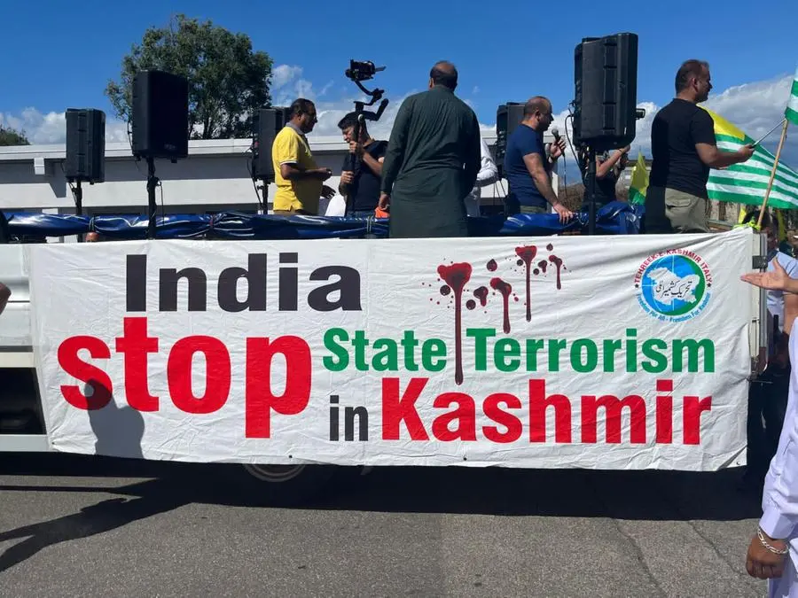 Il corteo di protesta per la libertà del Kashmir in via Corsica