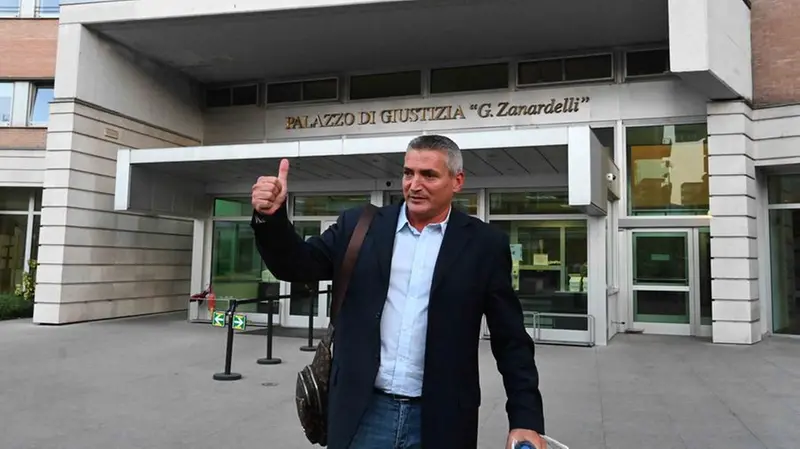 Il dottor Carlo Mosca esce dal tribunale dopo la sentenza di primo grado - Foto Marco Ortogni Neg © www.giornaledibrescia.it