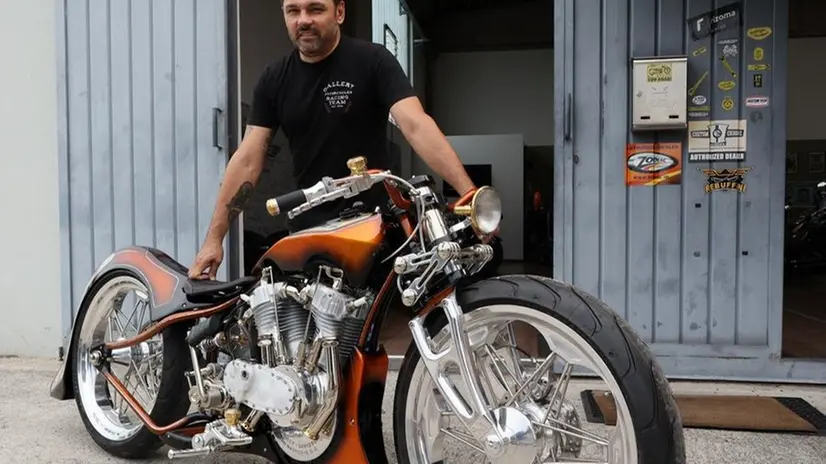 Mirko Perugini con la Harley personalizzata vincitrice del premio a Budapest - Foto © www.giornaledibrescia.it