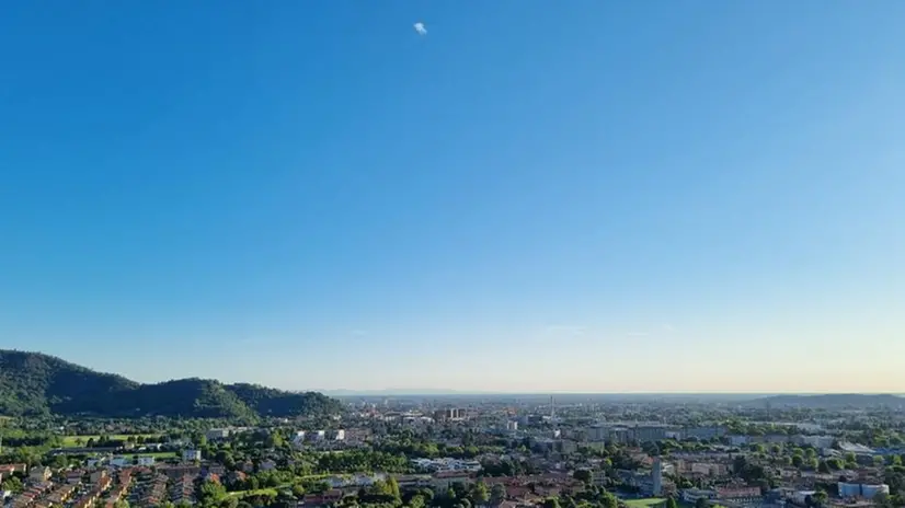 Cielo azzurro e atmosfera limpida sopra la pianura bresciana