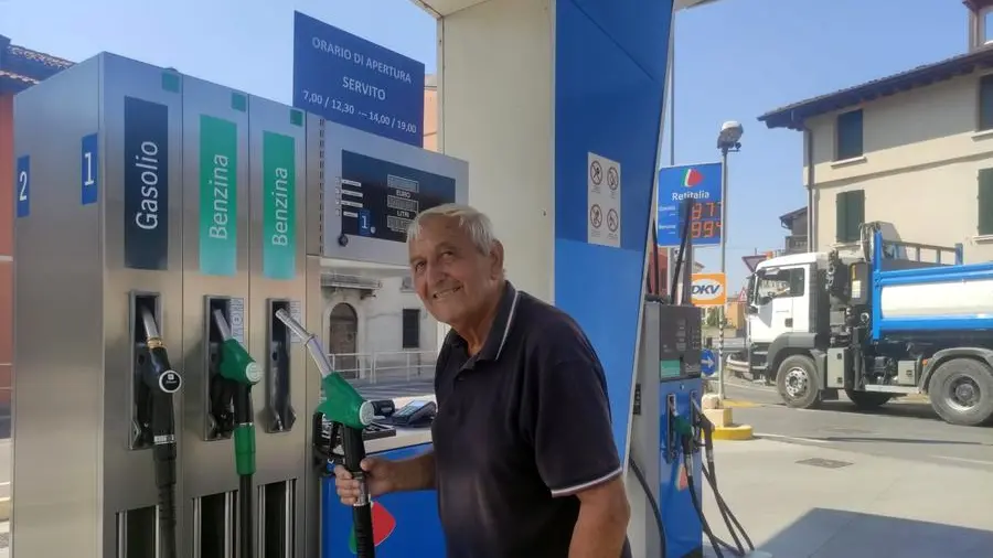 Giuliano Adoni da 65 anni gestisce il distributore lungo la 237 - © www.giornaledibrescia.it
