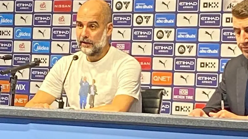 Pep Guardiola con la maglia che omaggia Carletto Mazzone