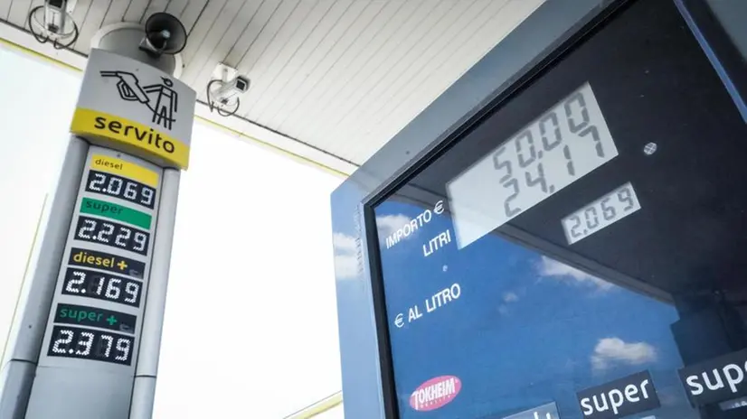 Rialzo dei prezzi della benzina al self service e servito in una stazione di servizio dell'autostrada - Foto Tino Romano/Ansa © www.giornaledibrescia.it