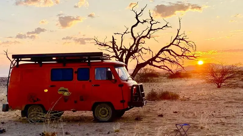 L'Uaz «bukhanka», un furgoncino russo degli anni ’60 a forma di pagnotta (da qui il nome) - © www.giornaledibrescia.it