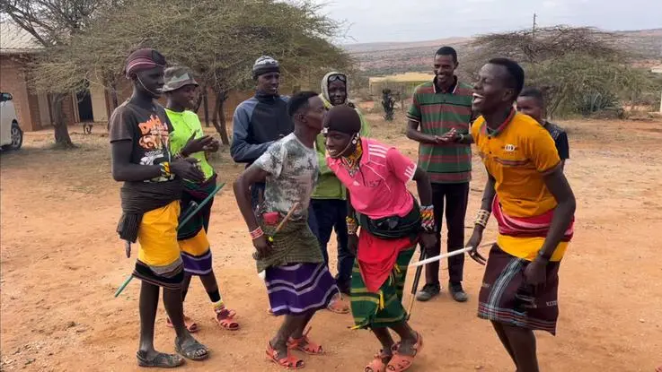 Alcuni giovani impegnati in una danza tradizionale -© www.giornaledibrescia.it