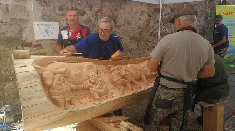 All’opera per intagliare una scena agreste nel larice