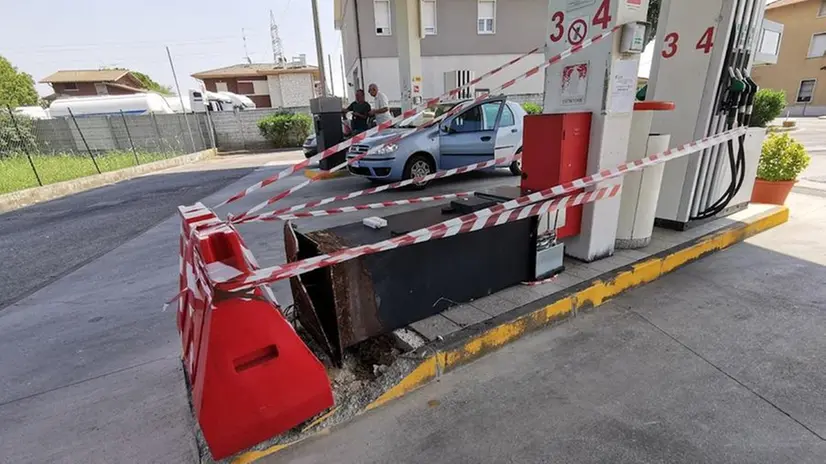 La pompa di benzina presa di mira dai malviventi - © www.giornaledibrescia.it