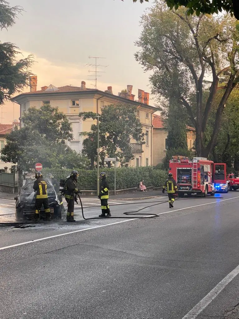 L'auto che ha preso fuoco in via Turati