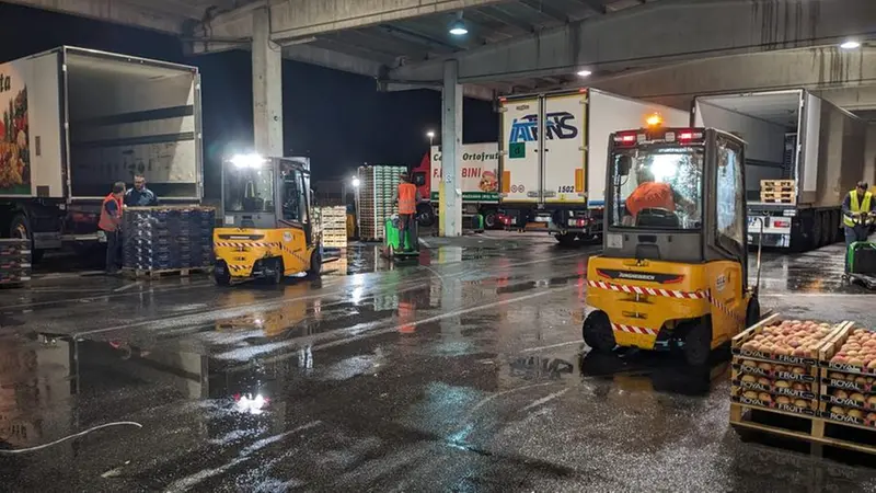 I «facchini» muovono le merci all'interno dell'ortomercato © www.giornaledibrescia.it