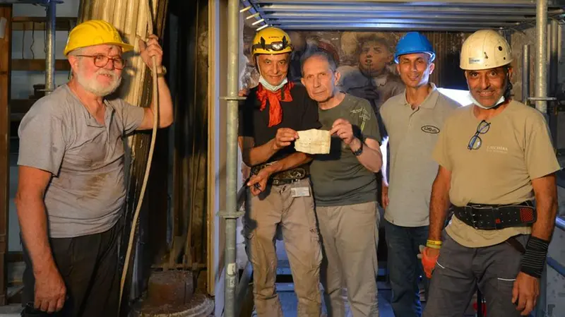 I lavoratori che hanno ritrovato il biglietto - © www.giornaledibrescia.it