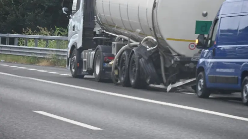 Lo schianto tra un'auto e una cisterna in A21 a Manerbio