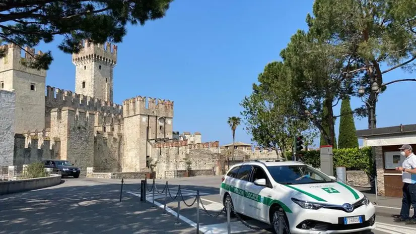 Polizia locale a Sirmione (foto d'archivio) - © www.giornaledibrescia.it