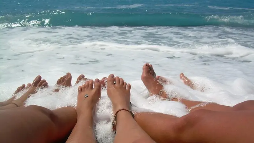 Sempre più diffusa la tendenza di fotografare i propri piedi - © www.giornaledibrescia.it