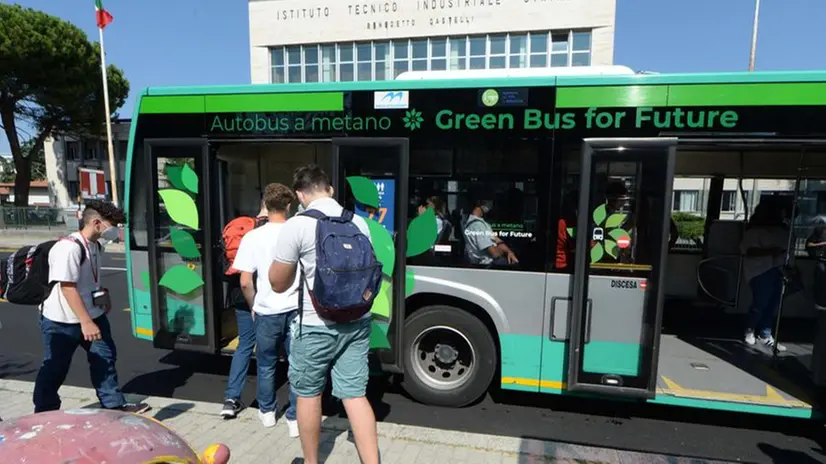 Studenti salgono su un autobus a Brescia - © www.giornaledibrescia.it