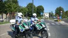 Due agenti della Polizia locale di Brescia © www.giornaledibrescia.it