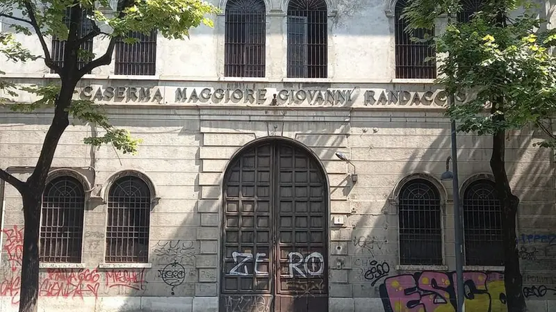 Via Lupi di Toscana: l’ingresso dell’ex caserma Randaccio - Foto Ansa © www.giornaledibrescia.it