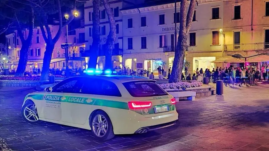 Una pattuglia della Polizia locale in centro storico a Desenzano - © www.giornaledibrescia.it